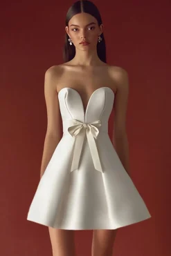Vestidinho Branco com Arco Sem Alças Linha-A Curto/Mini Cetim
