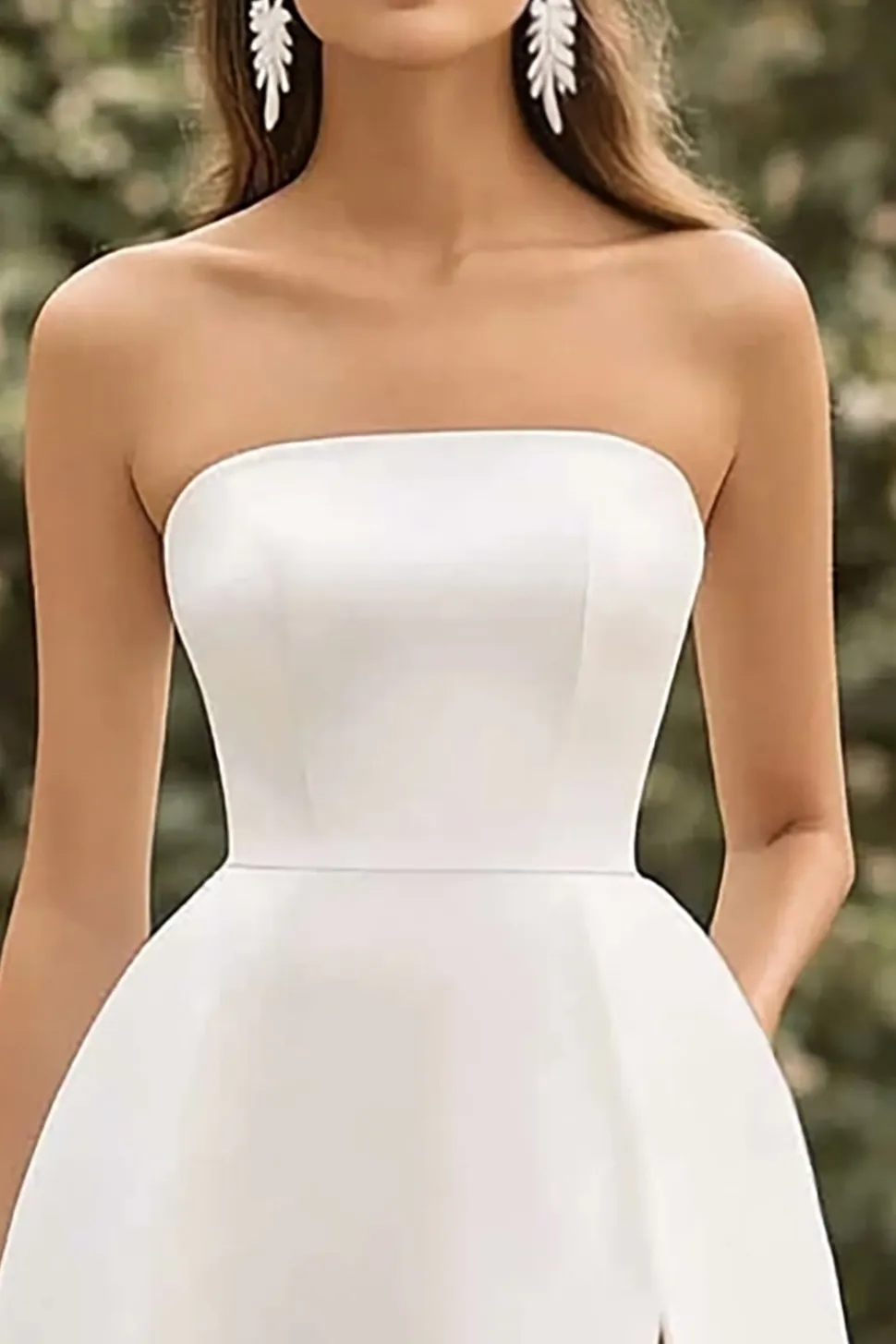Vestidinho Branco com Fenda Sem Alças Linha-A Curto/Mini Cetim
