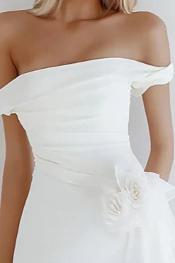 Vestidinho Branco com Flor Curto Fora do Ombro Bodycon