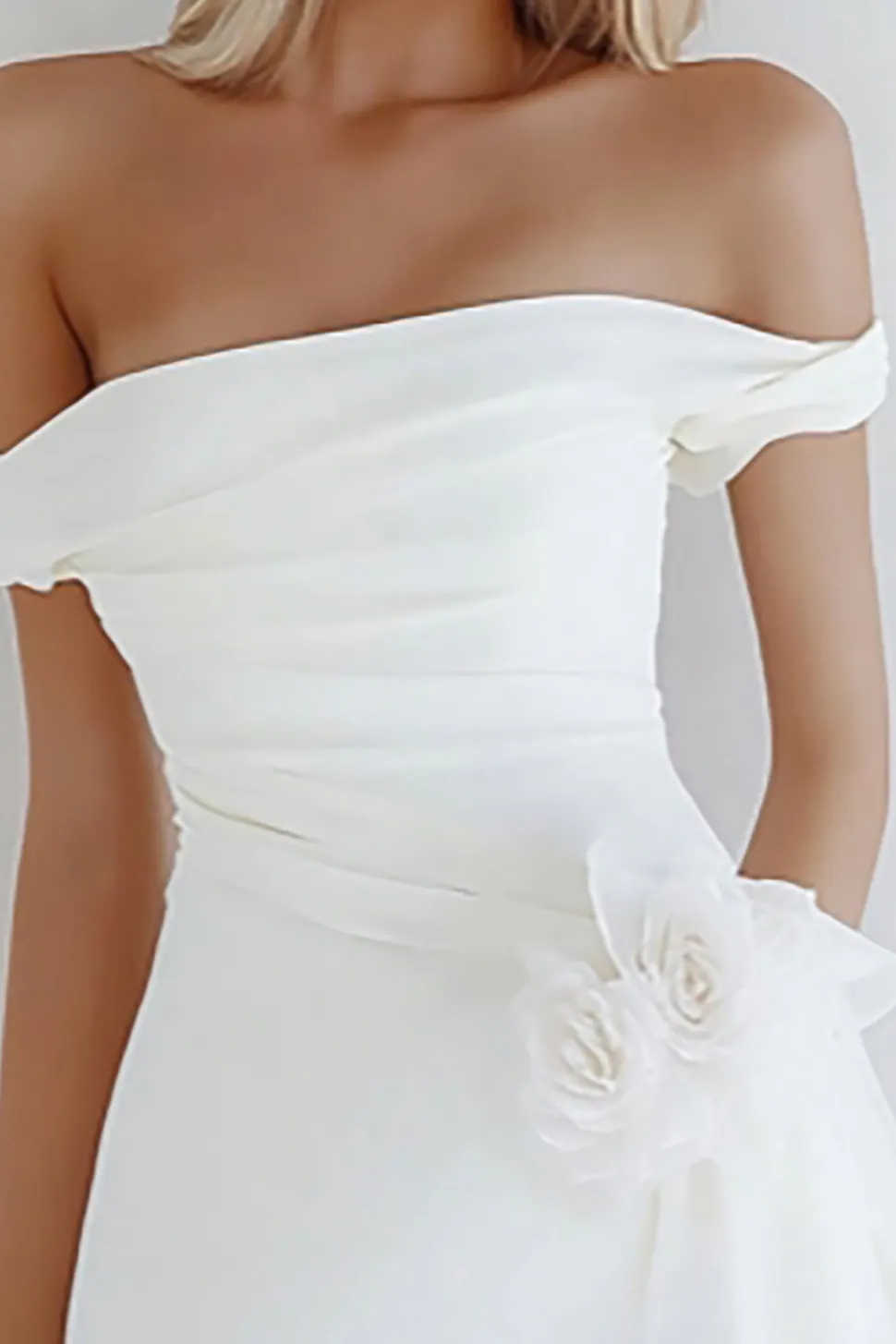 Vestidinho Branco com Flor Curto Fora do Ombro Bodycon