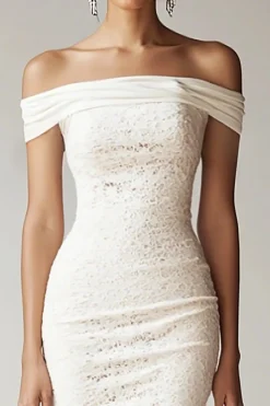 Vestidinho Branco com Franjas Fora do Ombro Bodycon Curto/Mini Renda