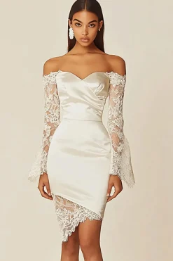 Vestidinho Branco com Mangas Compridas Fora do Ombro Curto/Mini Renda Bodycon