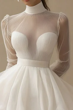 Vestidinho Branco com Mangas Compridas Linha-A Pescoço Alto Curto/Mini Tule