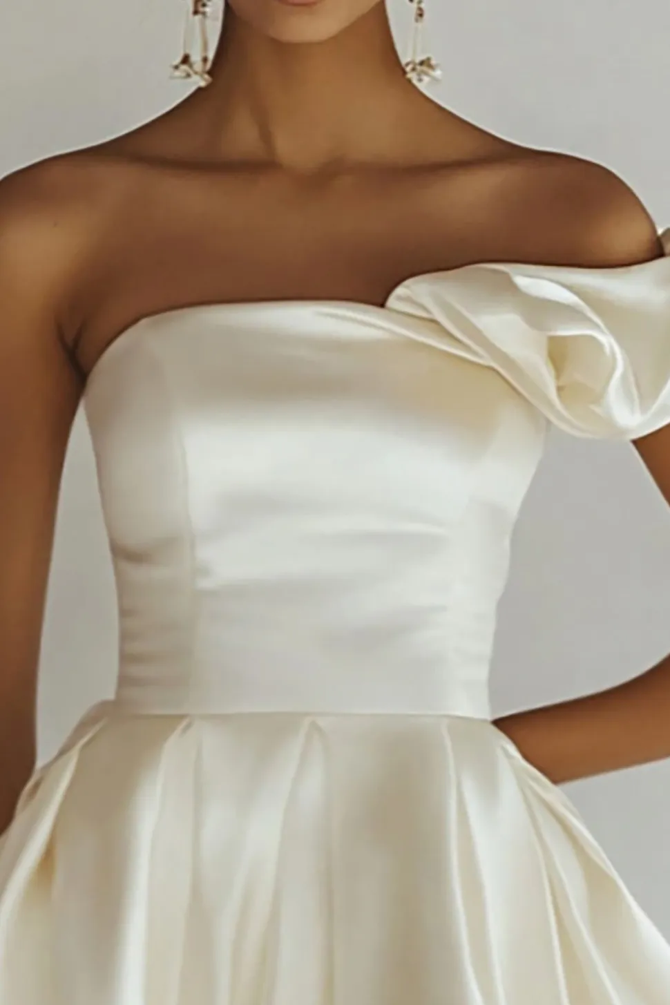Vestidinho Branco Curto/Mini Um Ombro Cetim Linha-A