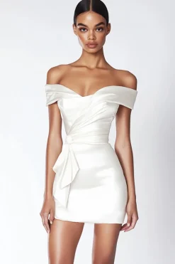 Vestidinho Branco Fora do Ombro Curto/Mini Cetim Bodycon