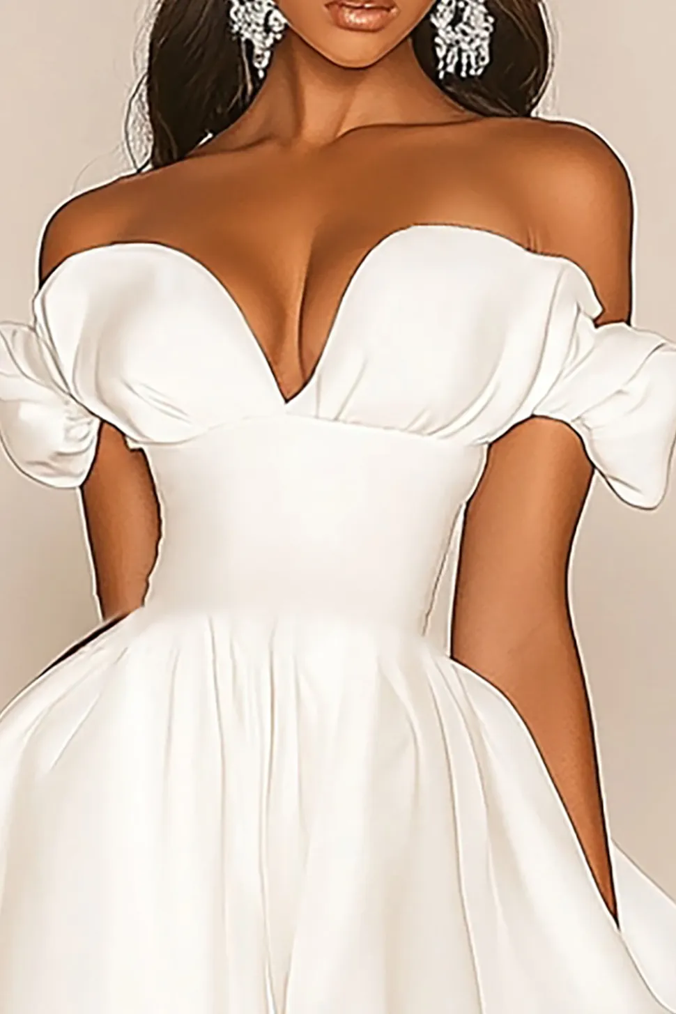 Vestidinho Branco Fora do Ombro Linha-A Curto/Mini Cetim