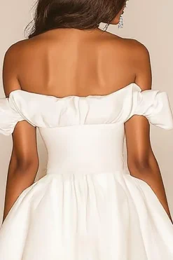 Vestidinho Branco Fora do Ombro Linha-A Curto/Mini Cetim