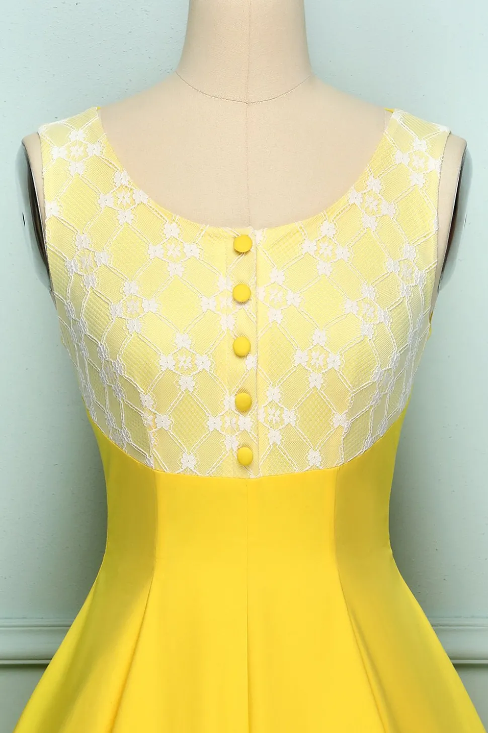 Vestido amarelo com botões