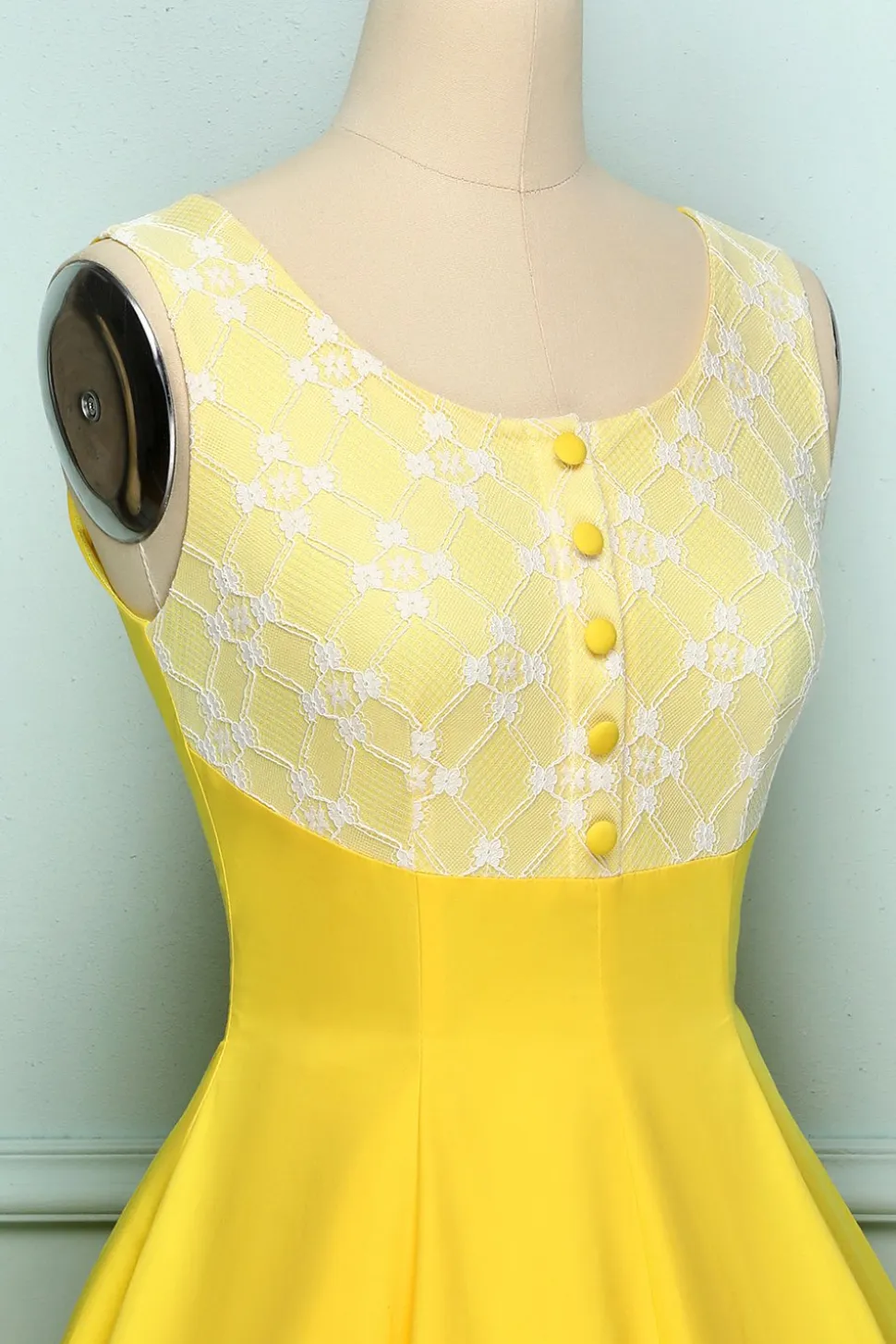 Vestido amarelo com botões