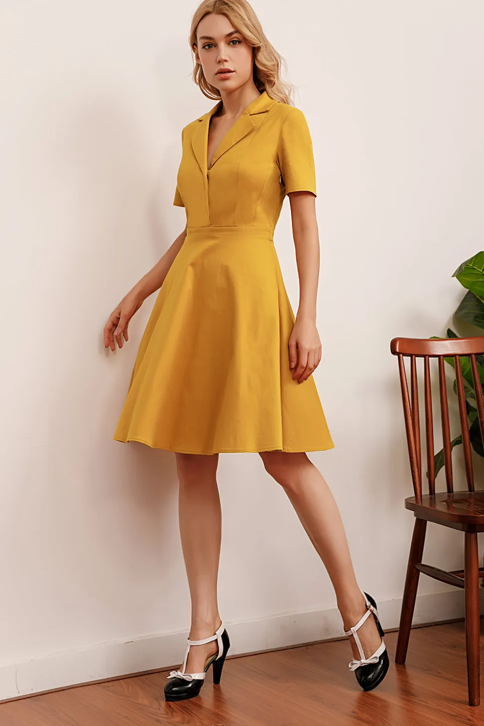 Vestido amarelo dos anos 50 da lapela