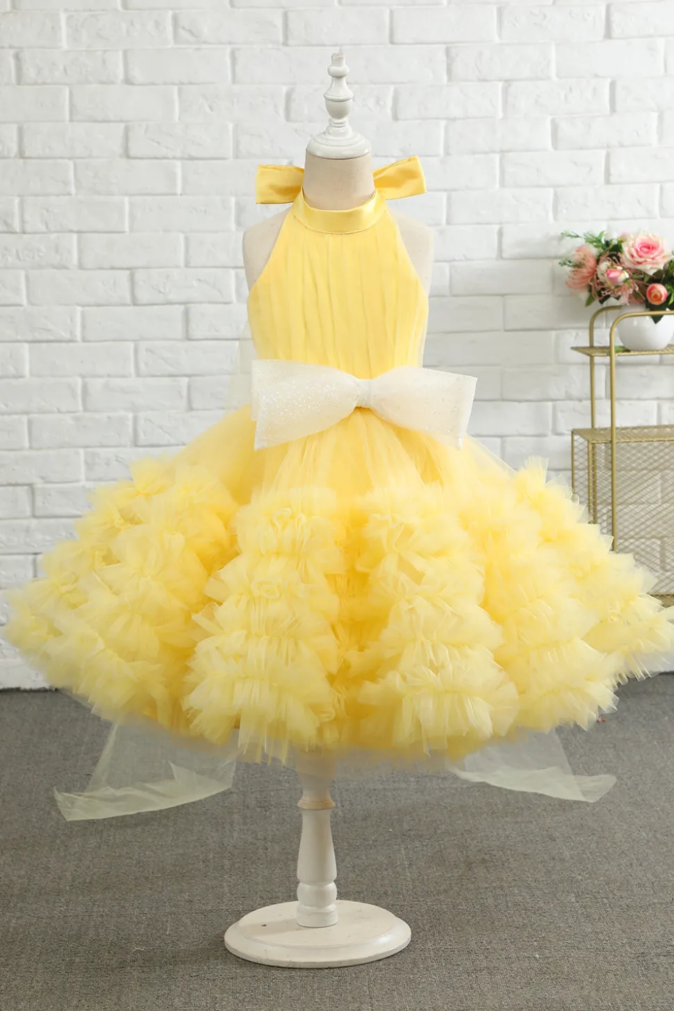 Vestido amarelo halter flor menina