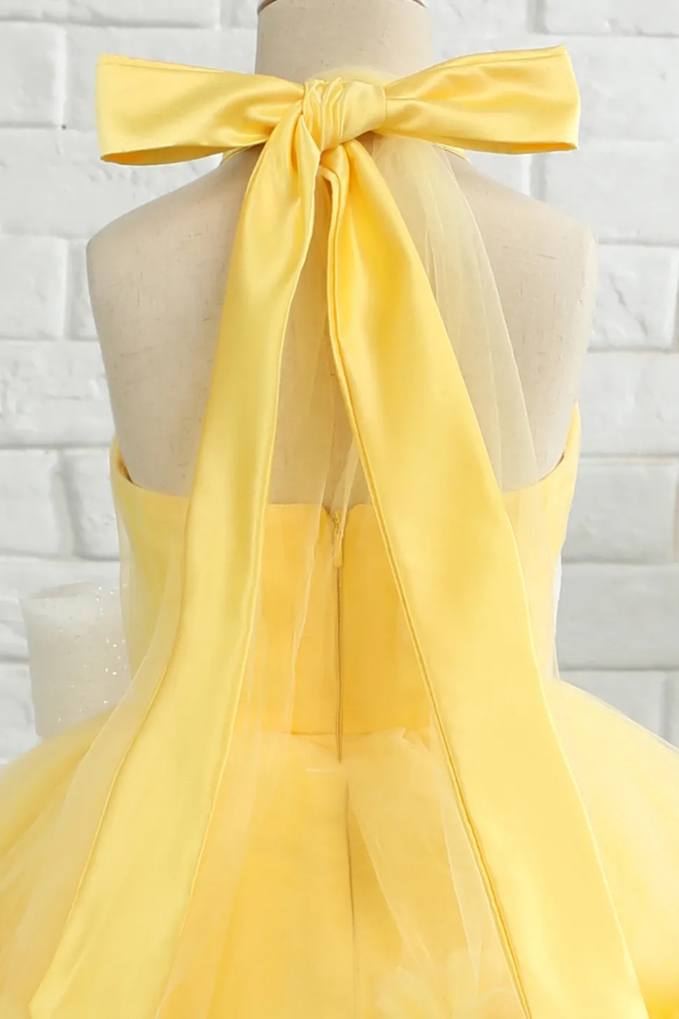 Vestido amarelo halter flor menina
