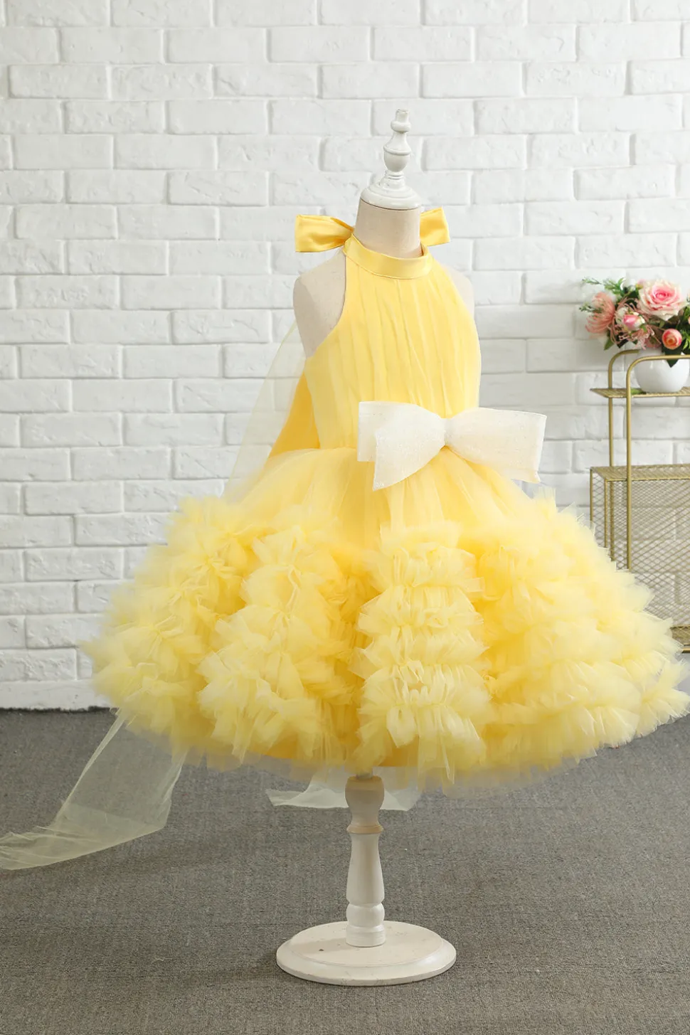 Vestido amarelo halter flor menina