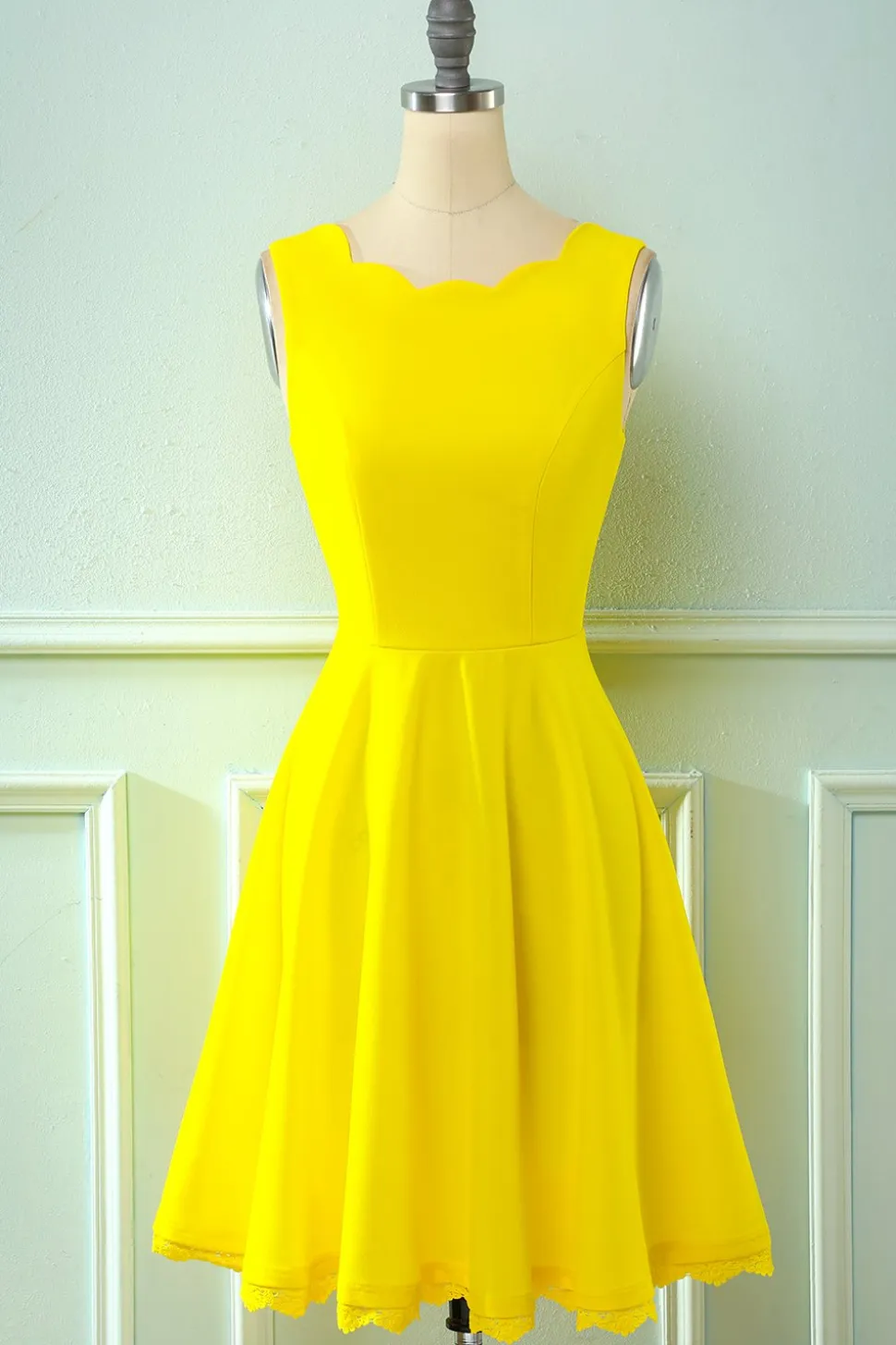 Vestido amarelo vintage de 1950 com renda oca
