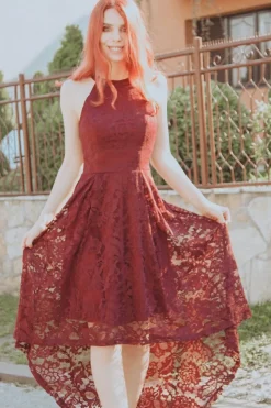 Vestido assimétrico de renda borgonha