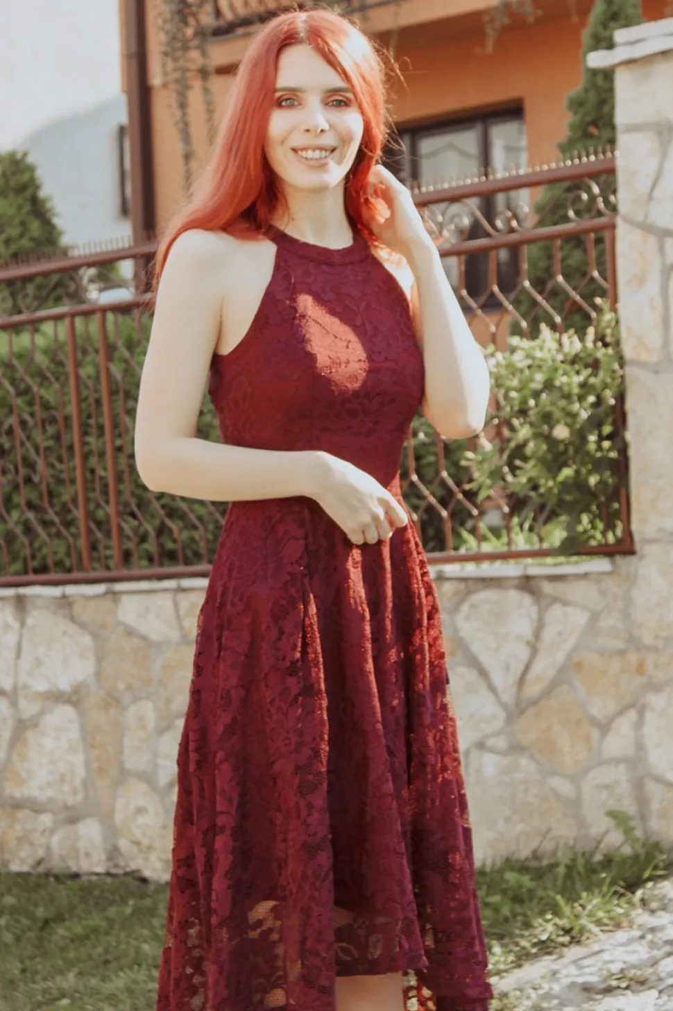 Vestido assimétrico de renda borgonha