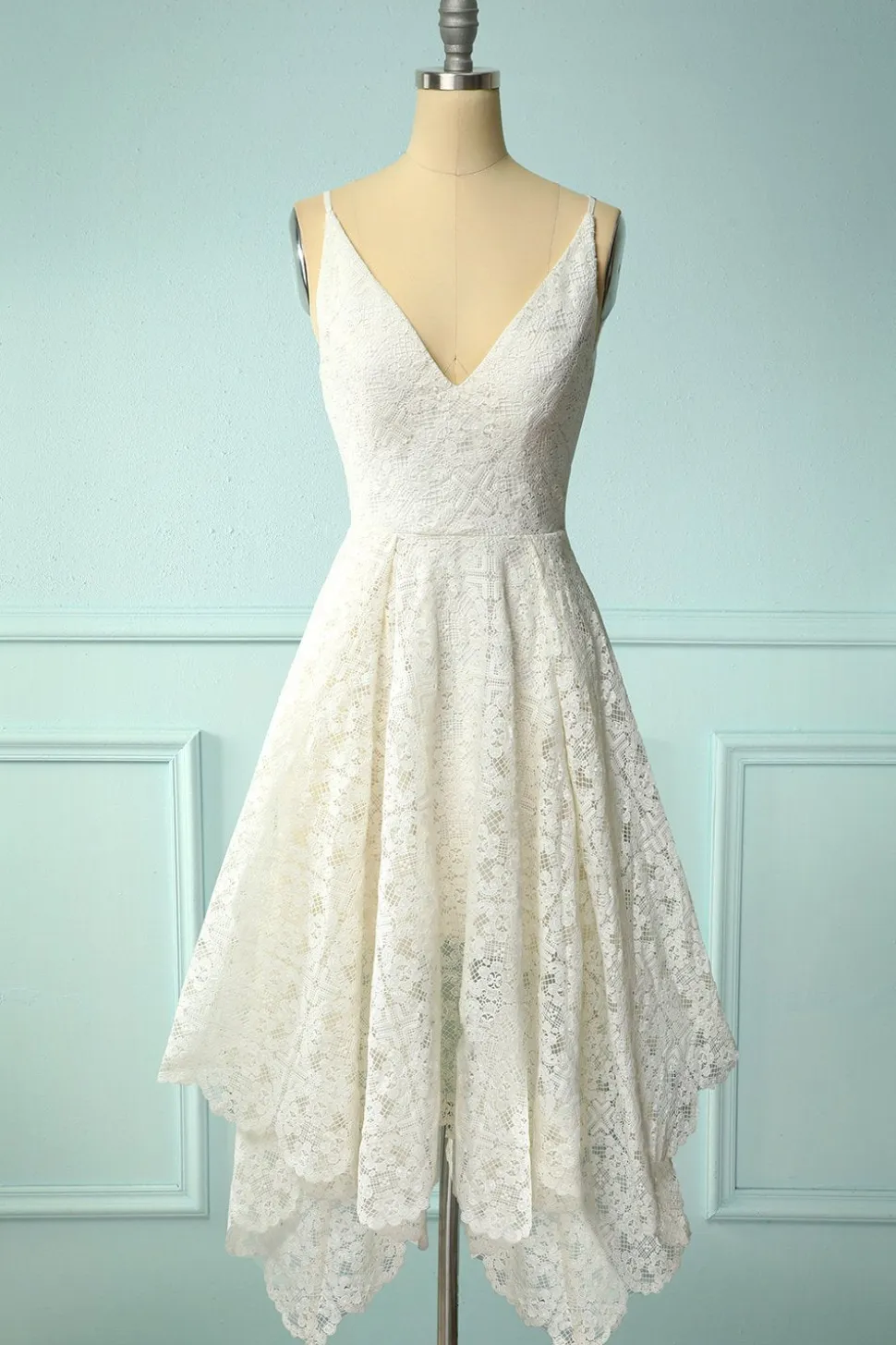 Vestido assimétrico de renda branca