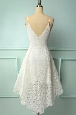Vestido assimétrico de renda branca