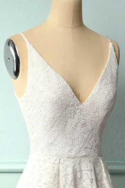Vestido assimétrico de renda branca