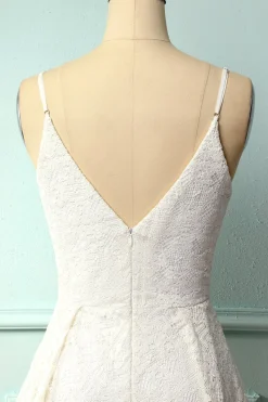 Vestido assimétrico de renda branca