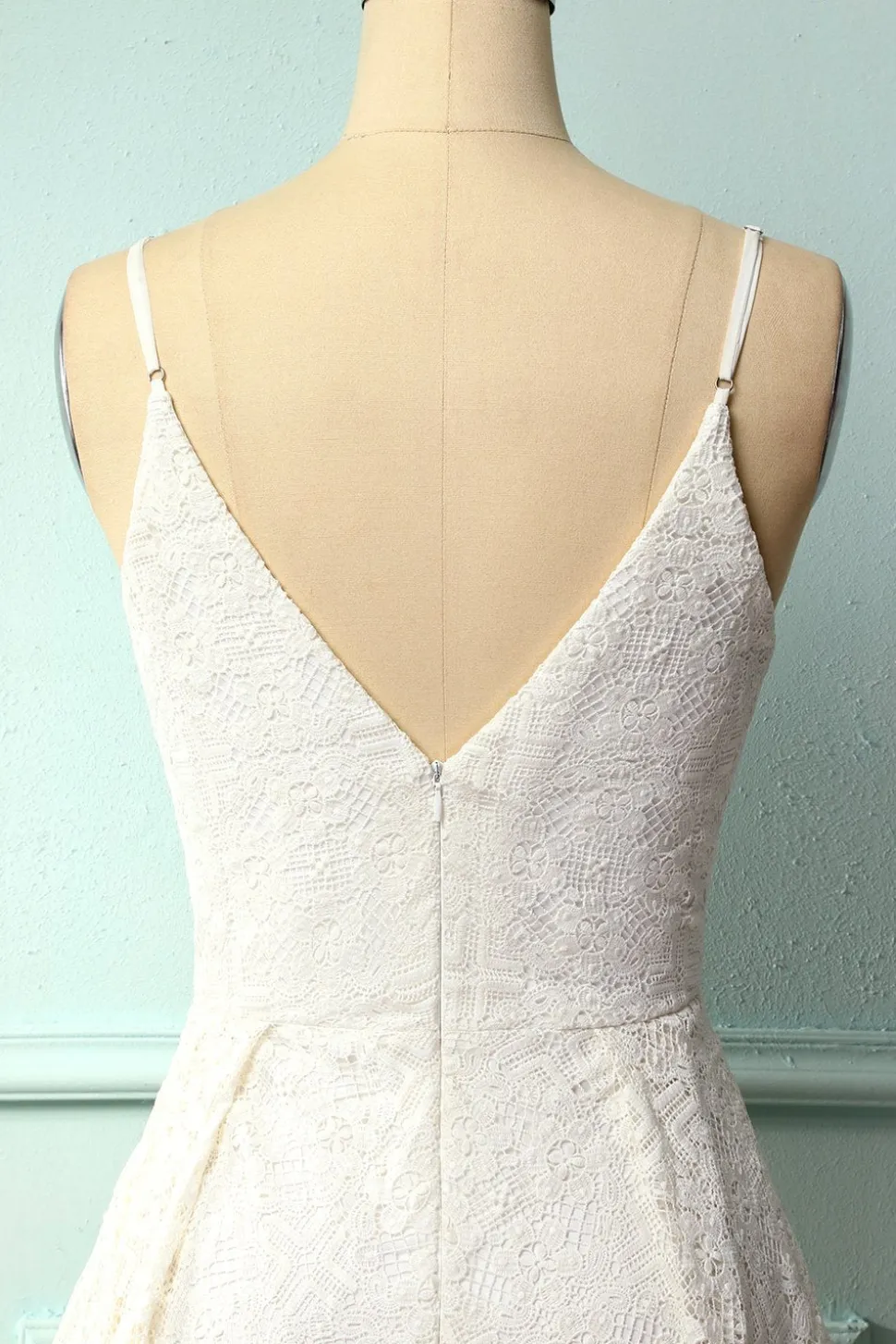 Vestido assimétrico de renda branca