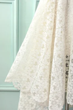 Vestido assimétrico de renda branca