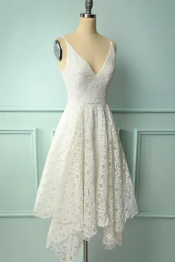 Vestido assimétrico de renda branca