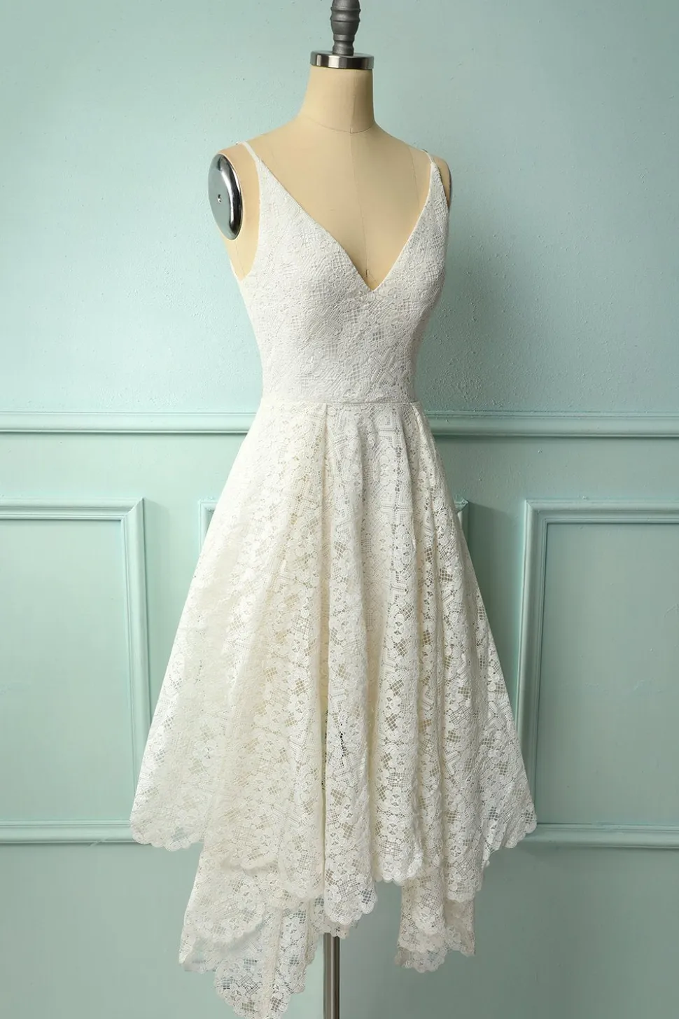 Vestido assimétrico de renda branca