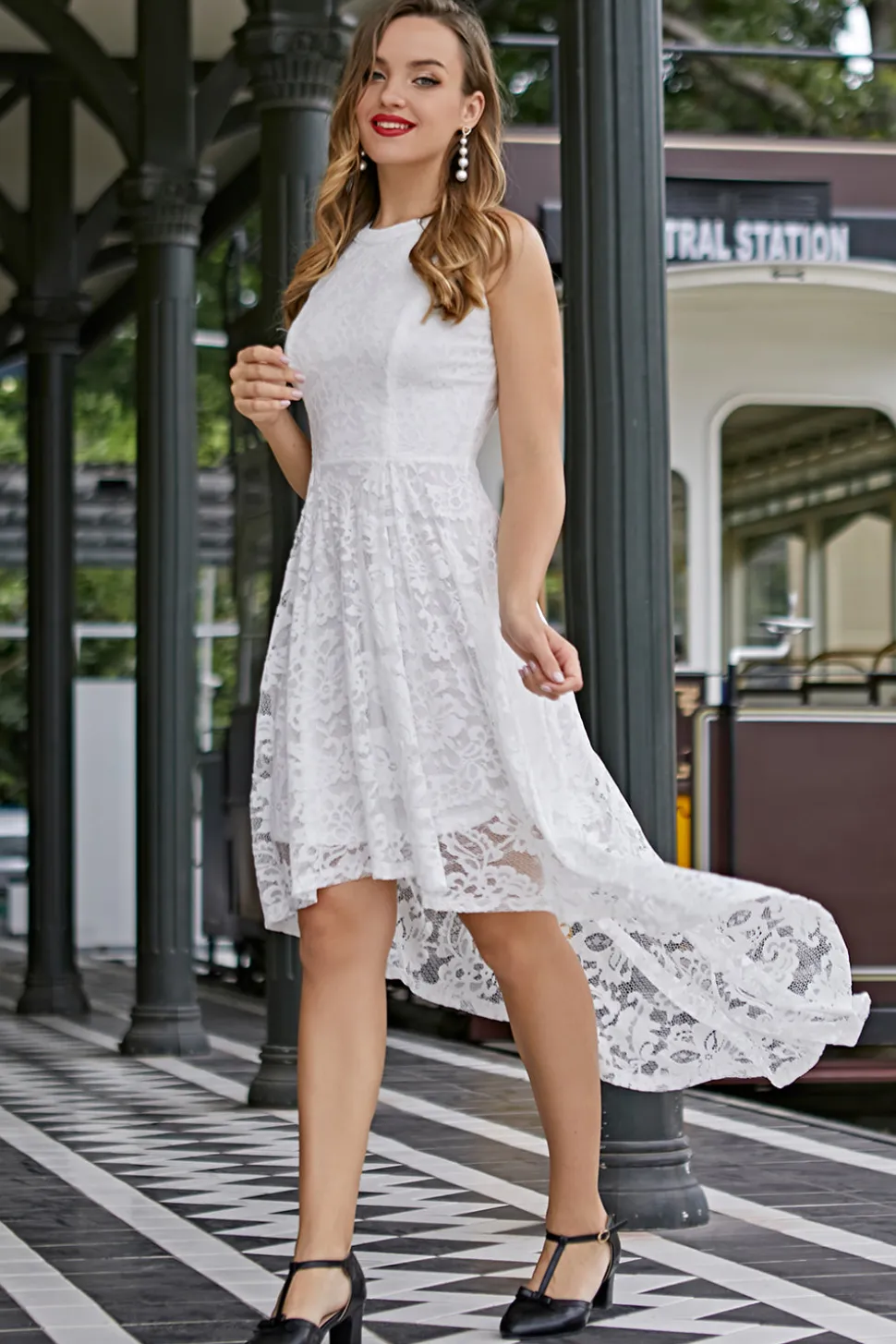 Vestido assimétrico de renda branca
