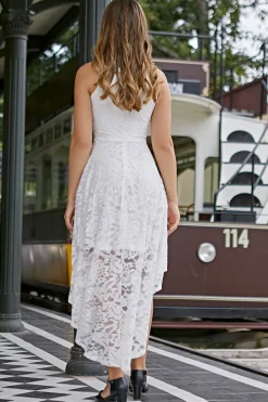 Vestido assimétrico de renda branca