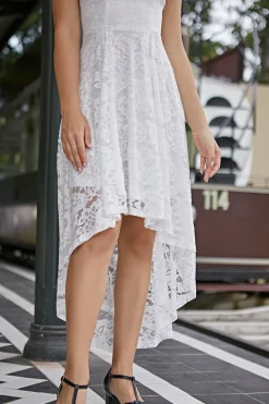 Vestido assimétrico de renda branca