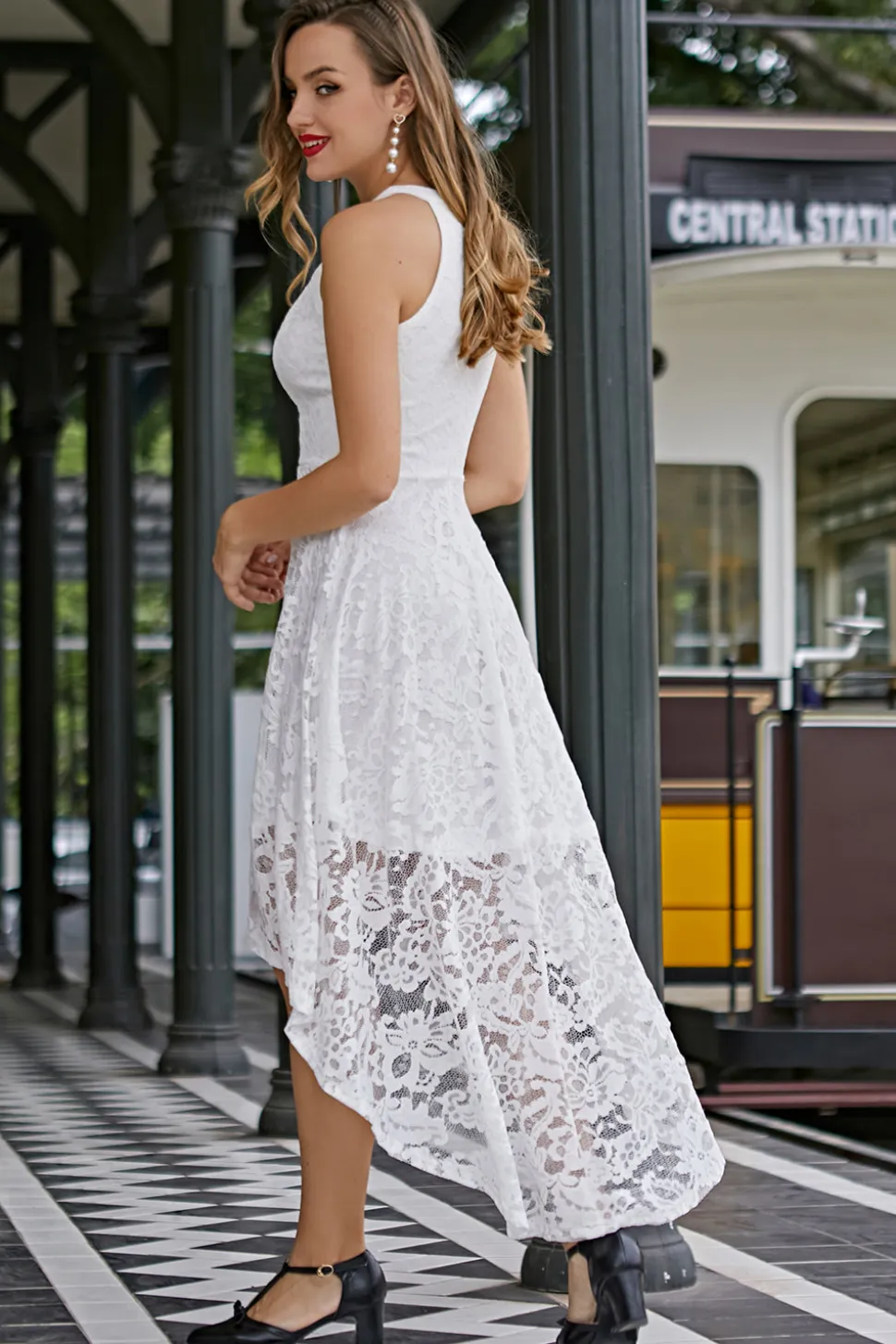 Vestido assimétrico de renda branca