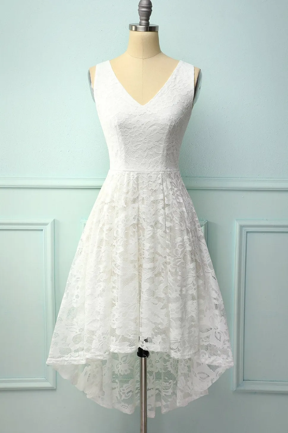 Vestido assimétrico de renda branca