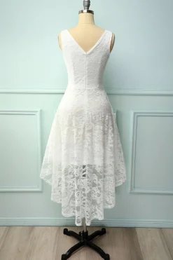 Vestido assimétrico de renda branca
