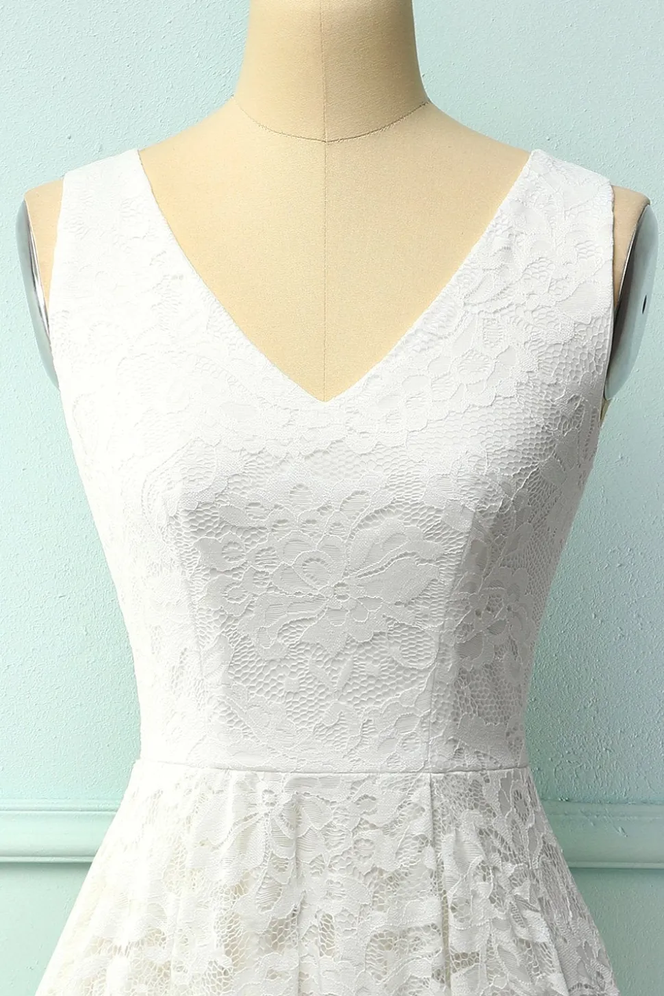 Vestido assimétrico de renda branca