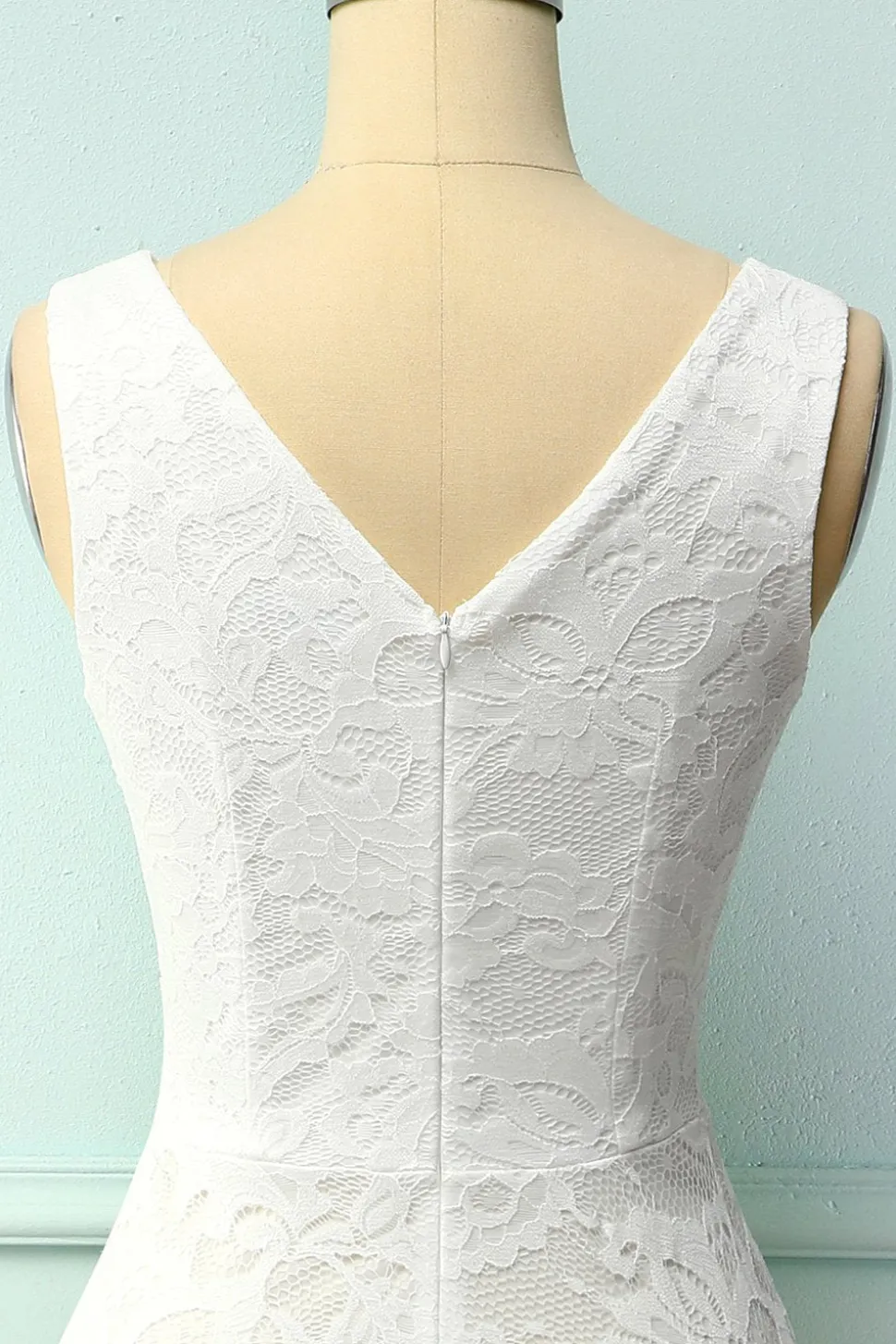 Vestido assimétrico de renda branca