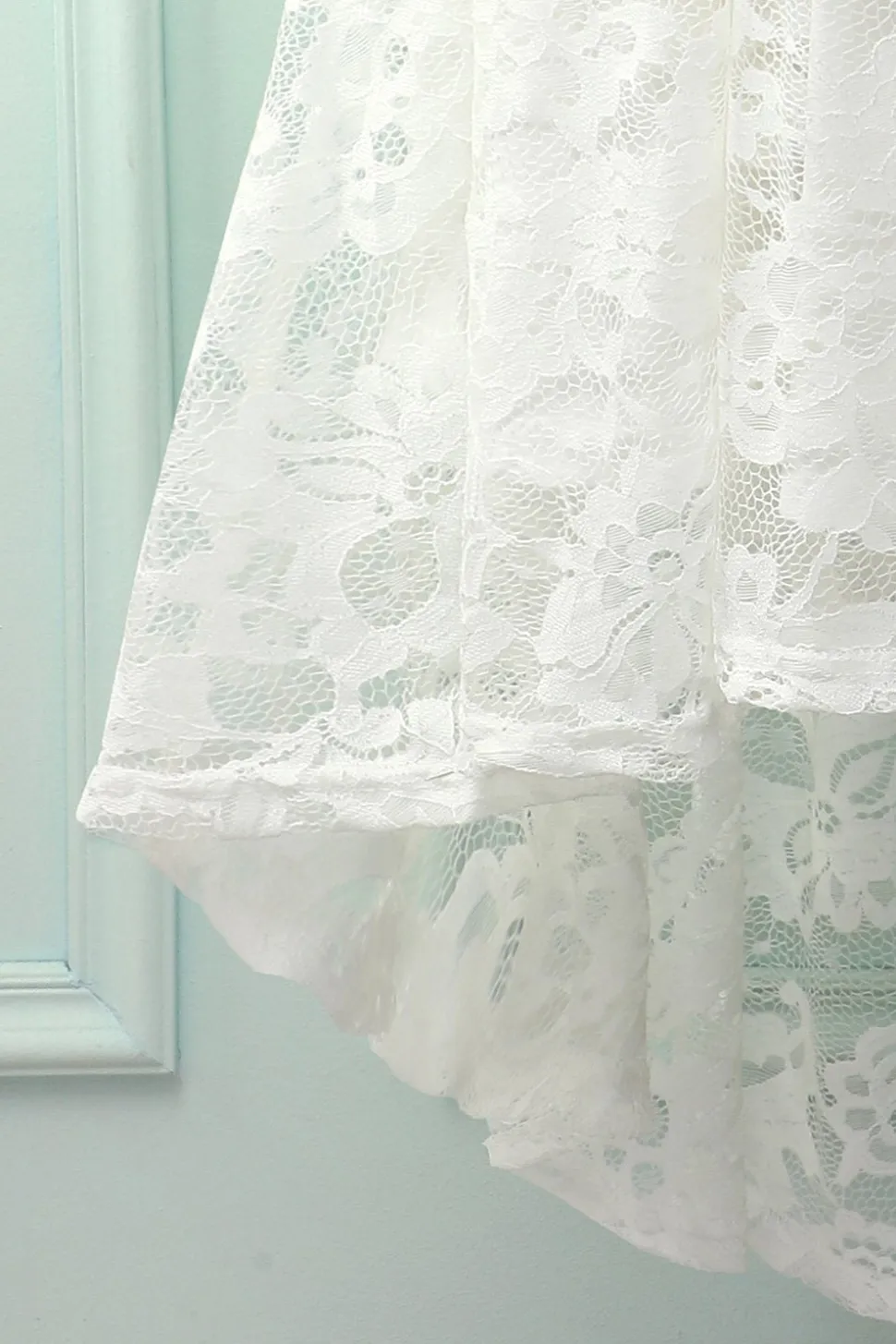 Vestido assimétrico de renda branca