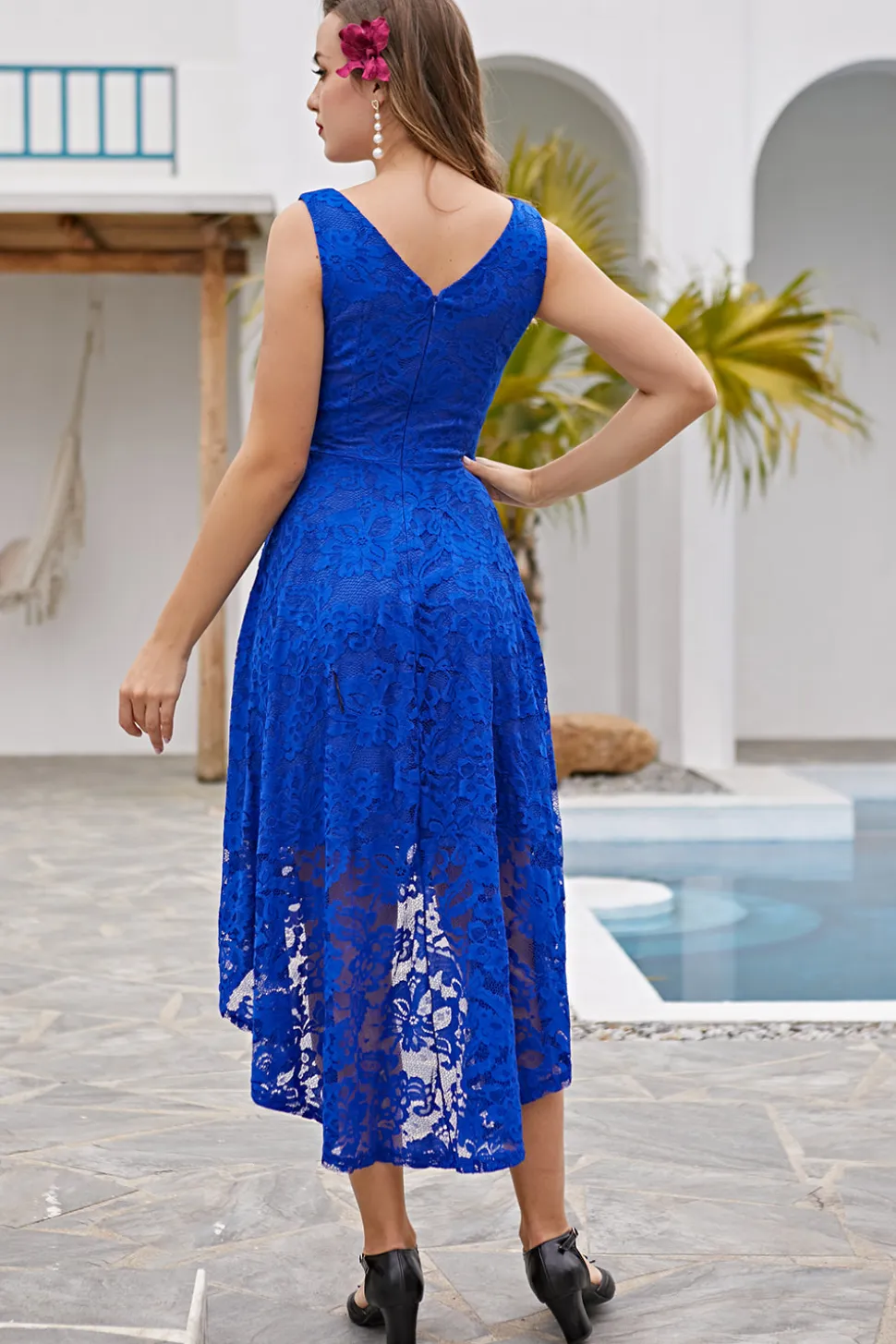 Vestido assimétrico de renda branca