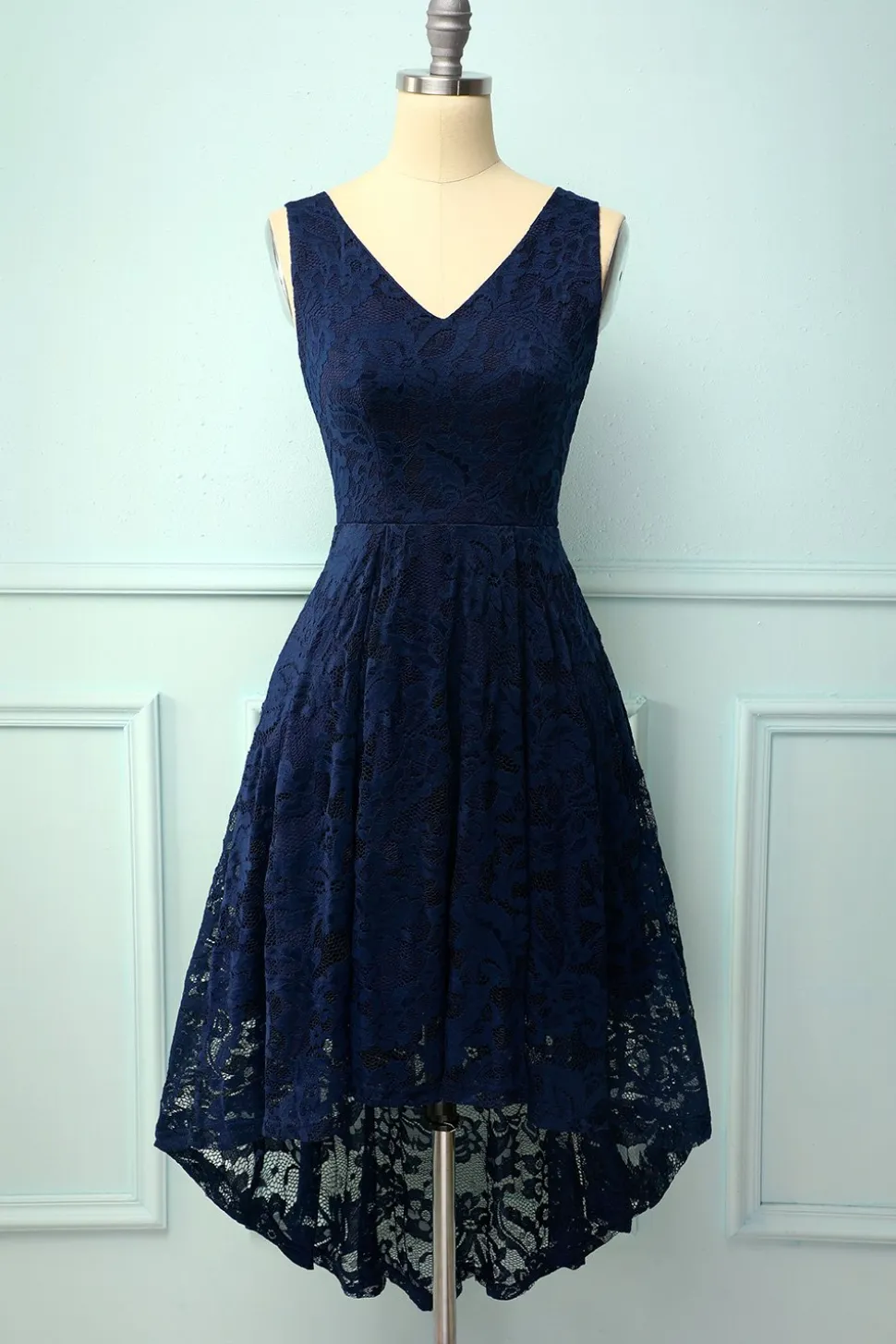 Vestido assimétrico de renda branca