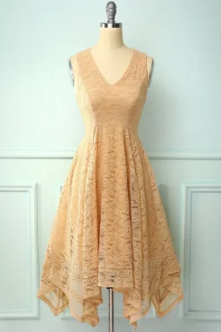 Vestido assimétrico de renda com decote em v e champanhe