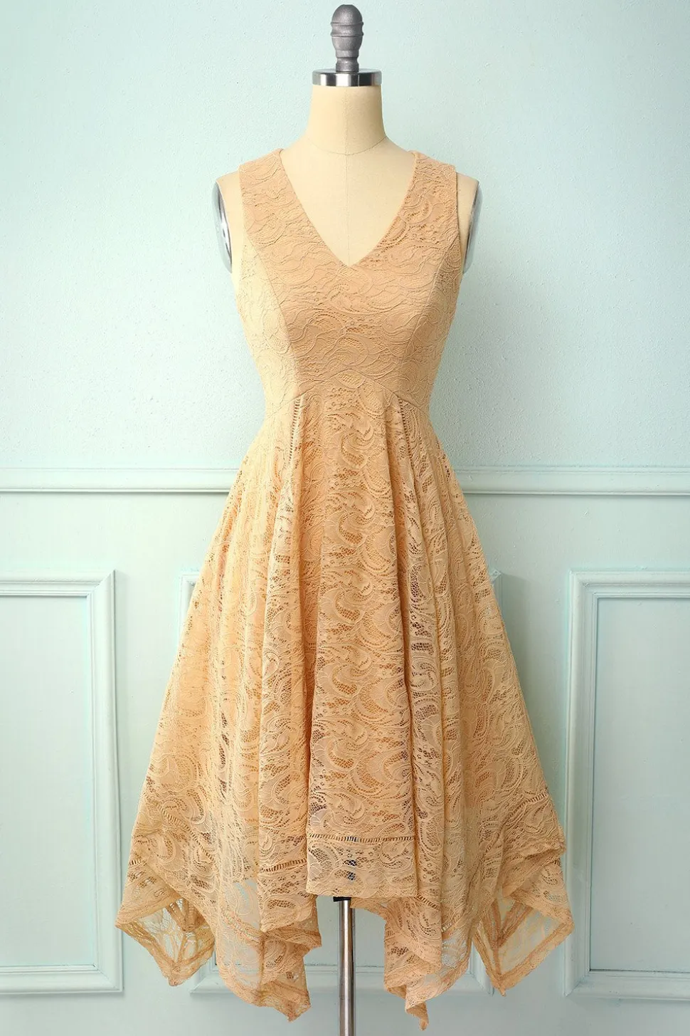 Vestido assimétrico de renda com decote em v e champanhe