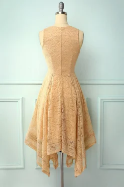 Vestido assimétrico de renda com decote em v e champanhe