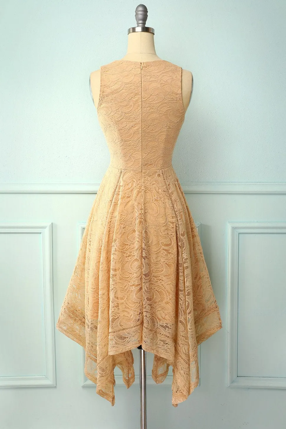 Vestido assimétrico de renda com decote em v e champanhe