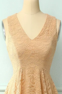 Vestido assimétrico de renda com decote em v e champanhe