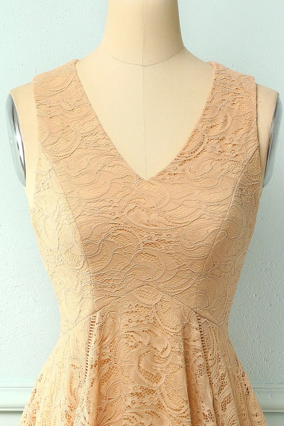 Vestido assimétrico de renda com decote em v e champanhe