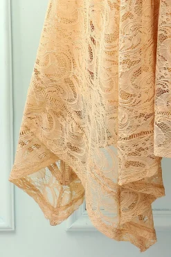 Vestido assimétrico de renda com decote em v e champanhe