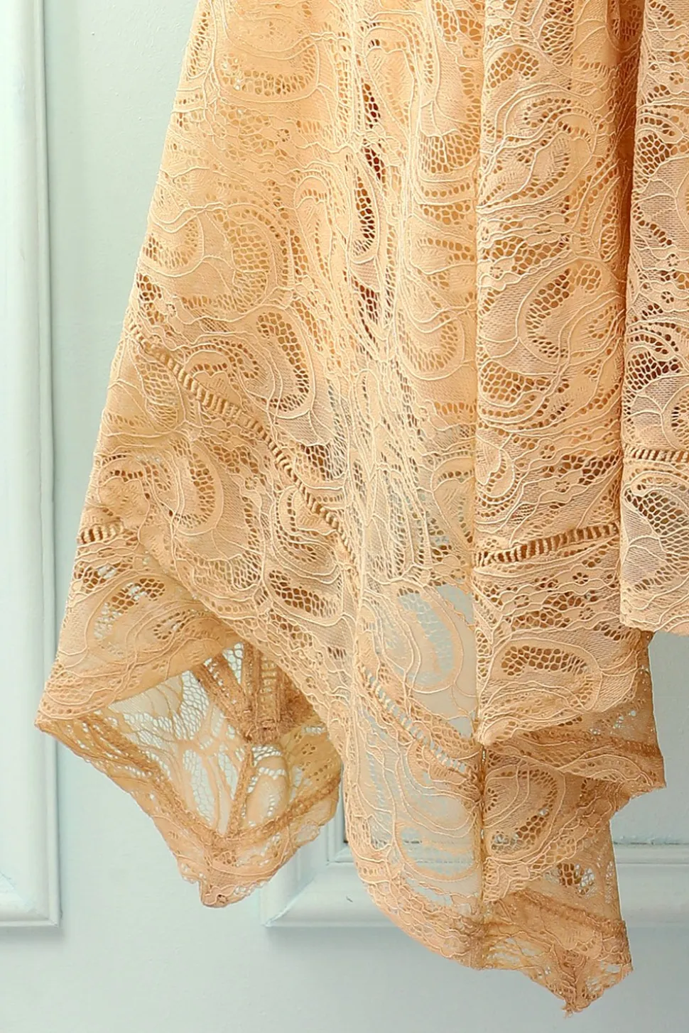 Vestido assimétrico de renda com decote em v e champanhe