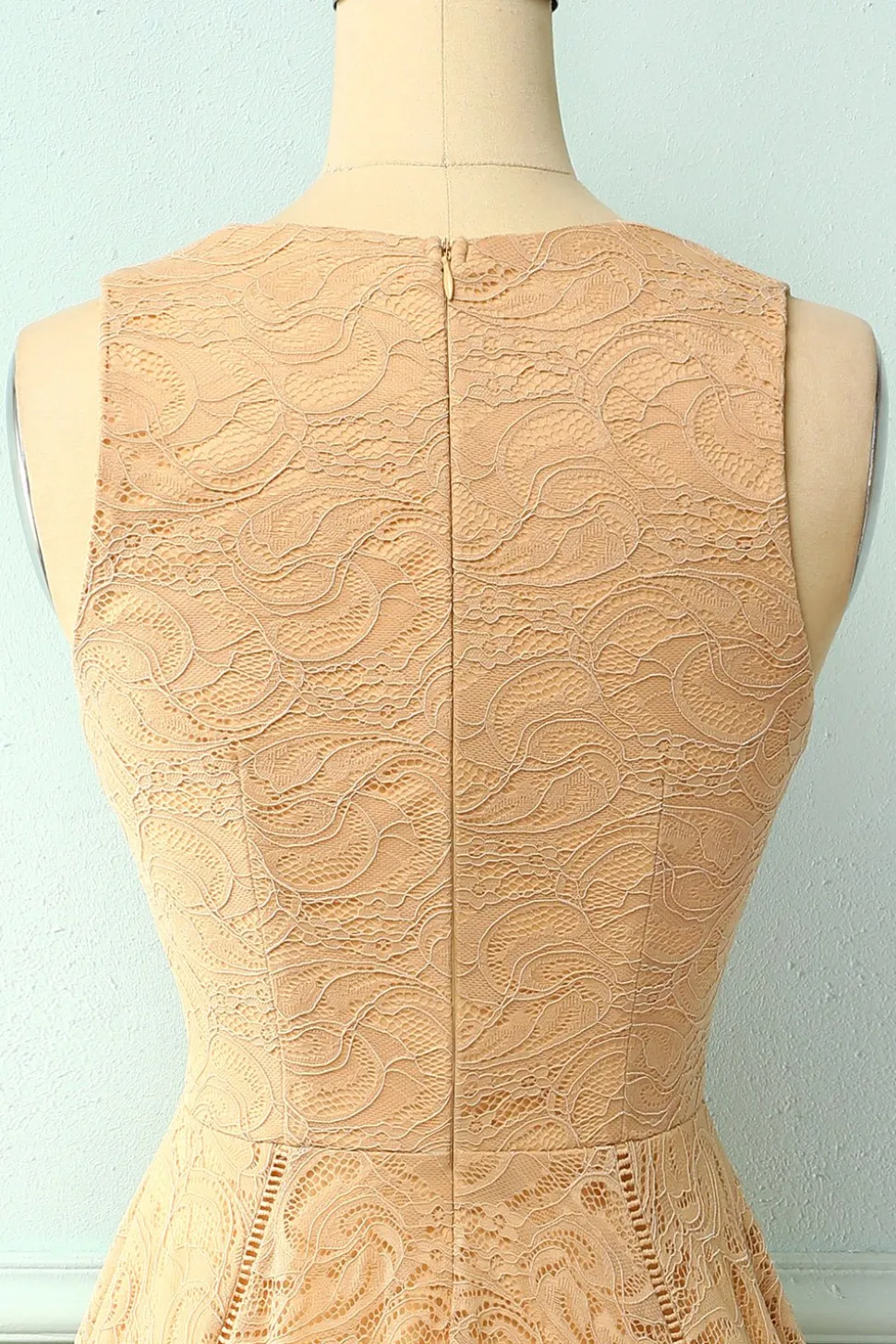 Vestido assimétrico de renda com decote em v e champanhe