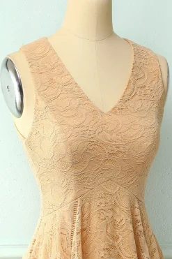 Vestido assimétrico de renda com decote em v e champanhe