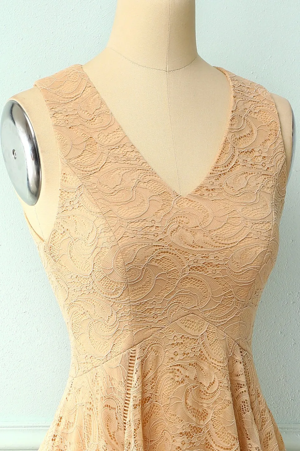 Vestido assimétrico de renda com decote em v e champanhe